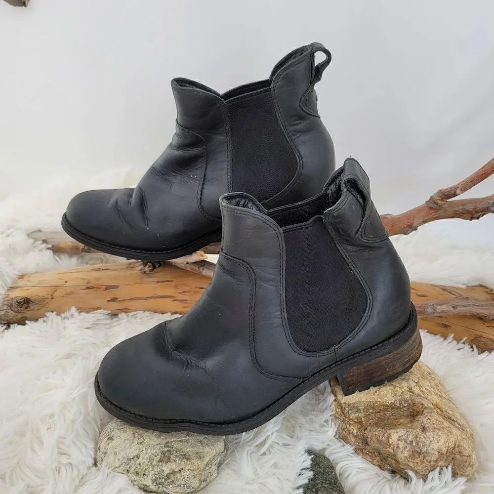 Ugg chunky bottom chelsea boot pull on